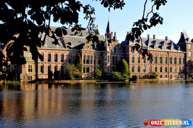 het Binnenhof van Den Haag (Hofvijver kant)
